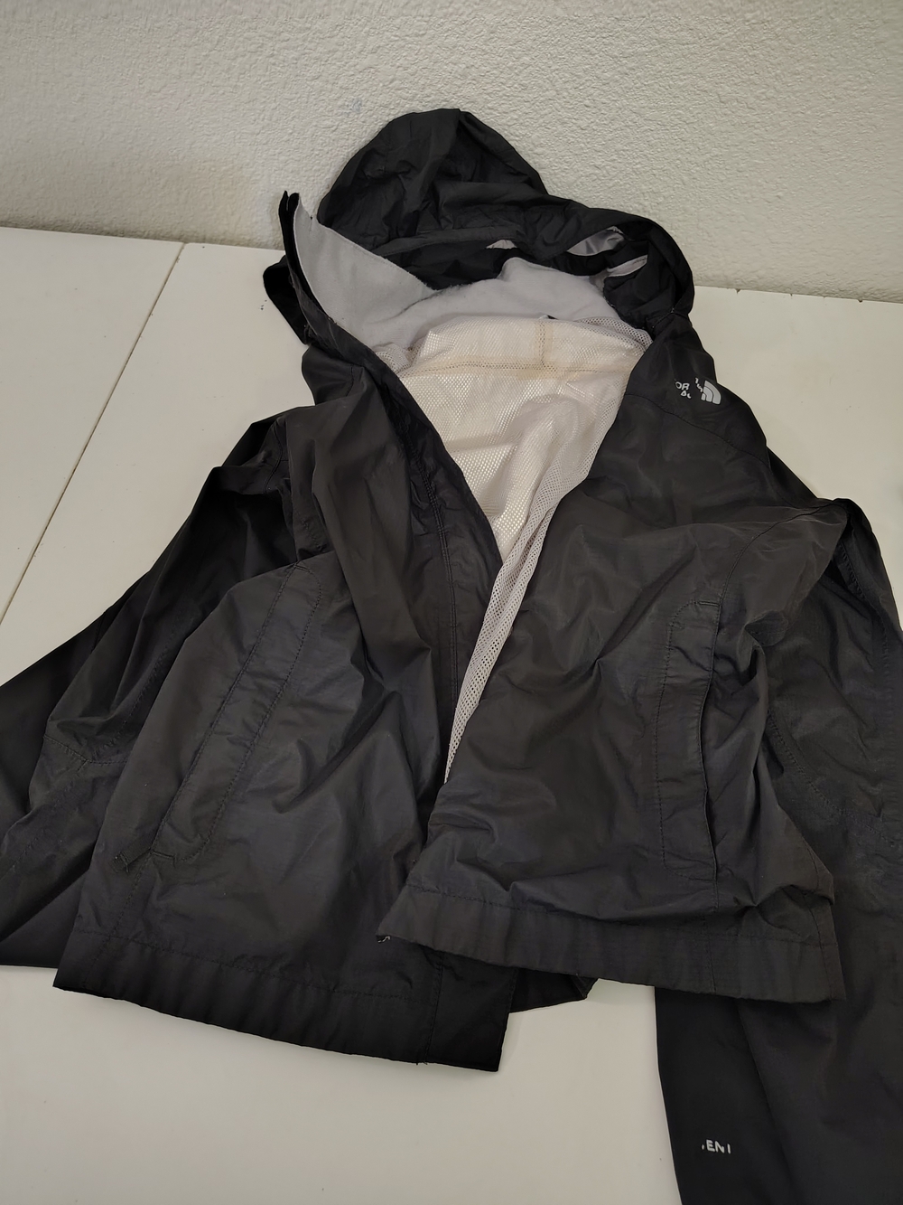 The North Face Black Windbreaker Jacket Boys Large Lightweight Hooded Zippered